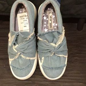 Steve Madden light blue denim slip on
